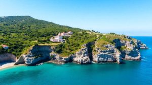 Peisaj pitoresc cu faleze și ocean albastru în Madeira.